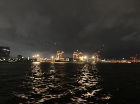 東京湾から見たキリンと水面の光 東京湾から見たキリンと水面の光の写真