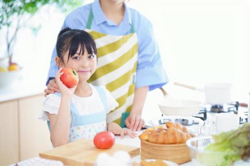 トマトとパンが並ぶ食卓で微笑む子ども 女の子,トマト,野菜の写真素材