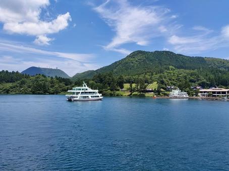 箱根町港へ着く箱根遊船 芦ノ湖海賊船から 箱根町港へ着く箱根遊船 芦ノ湖海賊船から 箱根遊船,箱根海賊船,遊覧船の写真素材