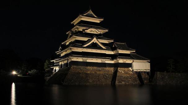 松本城大天守ライトアップ(月見櫓工事中) 松本城大天守ライトアップ(月見櫓工事中)の写真