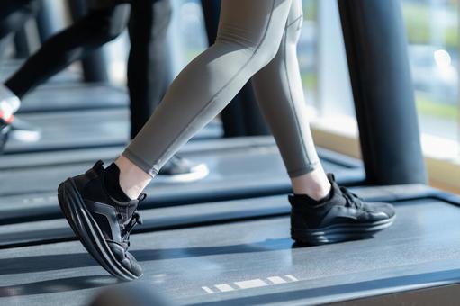 スポーツジムでトレーニングをする若い男女 スポーツジム,フィットネス,ランニングの写真素材