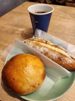 パン2種と飲み物 パン2種と飲み物 パン,クリーム,サンドの写真素材