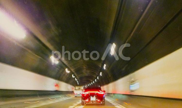 トンネルの中を走る赤い車 トンネル,車,赤い車の写真素材