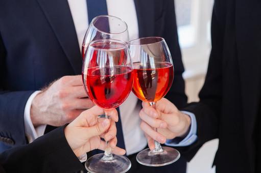 赤い飲み物で乾杯する手元 乾杯,ワイングラス,持つの写真素材