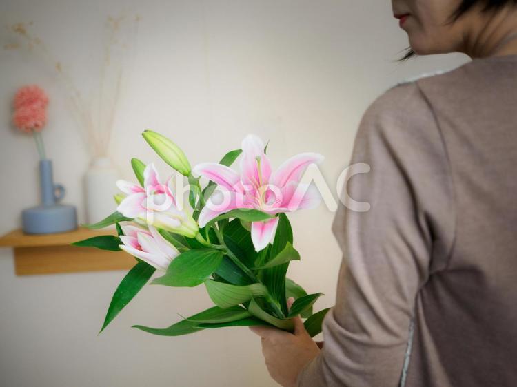 36：ゆりの花を静かに見つめる女性 花,ゆり,丁寧な暮らしの写真素材