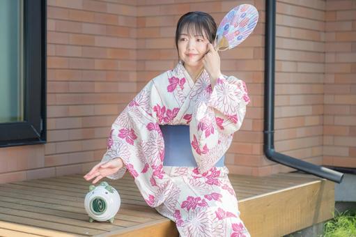 縁側で涼む女性 縁側で涼む女性 女性,浴衣,和装の写真素材