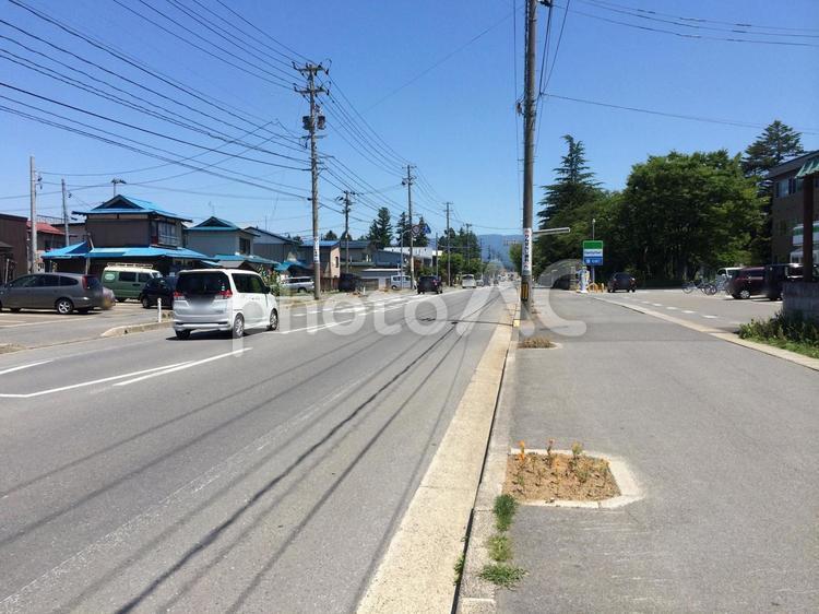 一軒家並ぶのどかな地方の郊外の風景と青空 米沢環状線,山形県道152号,街並みの写真素材