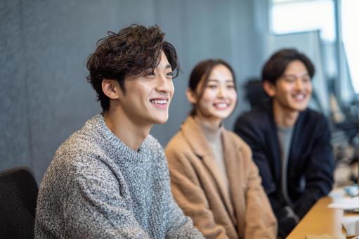 オフィスで打ち合わせの3人-3の写真