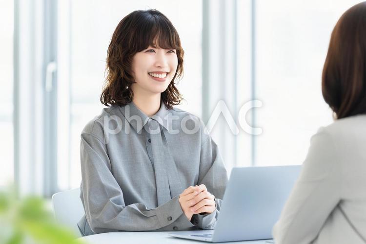 ミーティングをする2人のビジネスウーマン 女性,ビジネス,笑顔の写真素材