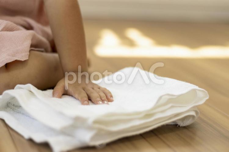 部屋の拭き掃除をする女の子（3歳、日本人 子供,顔無し,女の子の写真素材