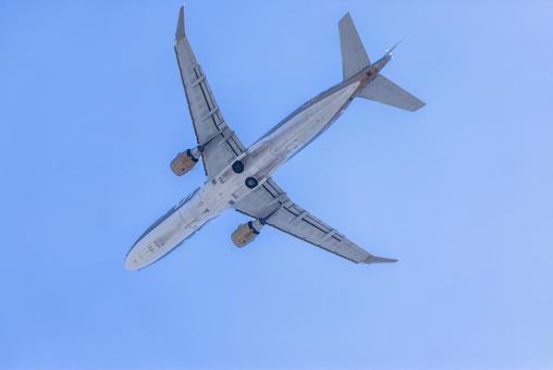 青空を飛ぶ飛行機 青空を飛ぶ飛行機 飛行機,青空,校庭の写真素材