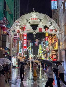 夜の池袋 ゲリラ豪雨に遭遇 夜の池袋 ゲリラ豪雨に遭遇 雨,ゲリラ豪雨,キラキラの写真素材