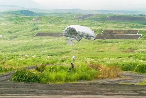 訓練展示で降下する陸上自衛隊の空挺隊員 訓練展示で降下する陸上自衛隊の空挺隊員 陸上自衛隊,自衛隊,ミリタリーの写真素材