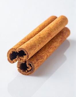 白い背景にシナモンスティック 白い背景にシナモンスティックの写真