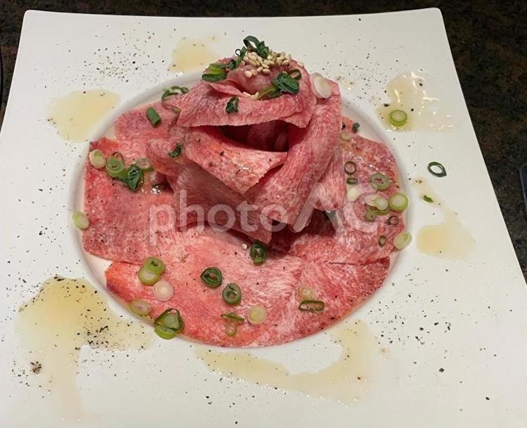 薄切り牛タン　高級焼肉イメージ　盛り付け 牛肉,牛,焼肉の写真素材