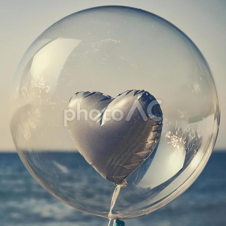ハートの形のかわいい風船と、海と空 風船,ハート,バルーンの写真素材