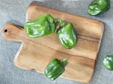 ピーマン　まな板 ピーマン,まな板,調理の写真素材