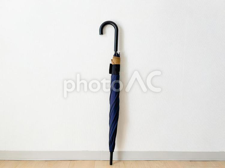 畳んで立てかけた長傘 傘,雨傘,長傘の写真素材