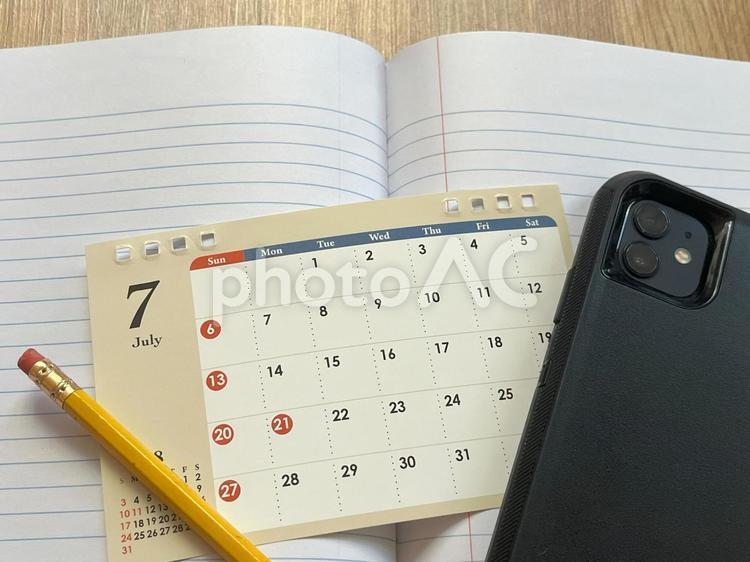 7月のカレンダーと筆記用具 7月,受験勉強,帰省の写真素材