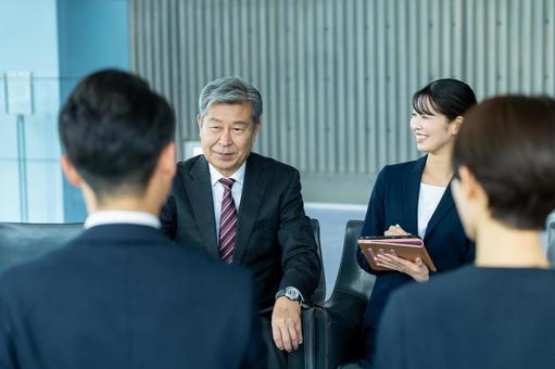 商談するビジネスパーソン 商談するビジネスパーソン ビジネスパーソン,商談,契約の写真素材