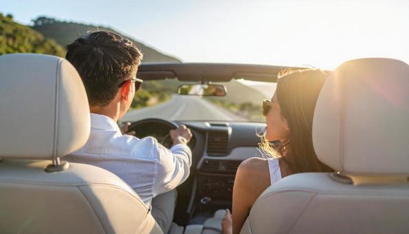 オープンカーに乗ってデートするカップル オープンカーに乗ってデートするカップルの写真