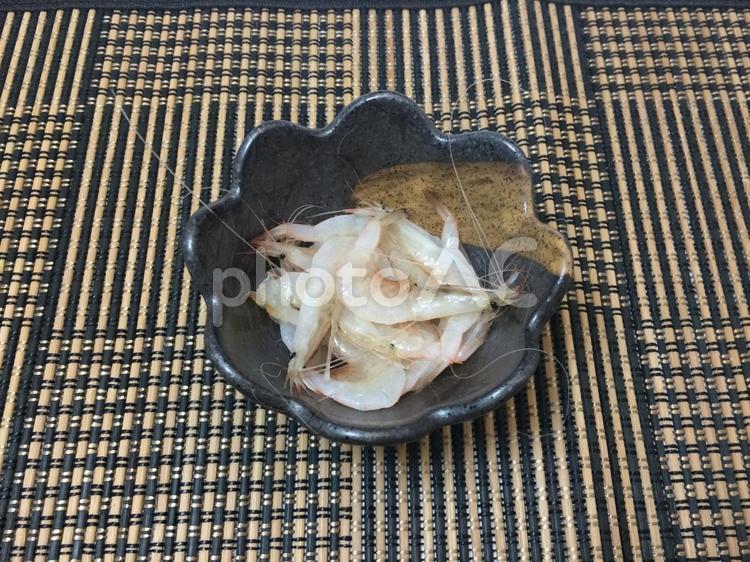 淡いピンクの富山湾産の殻付き生しろえび しろえび,ひらたえび,海老の写真素材