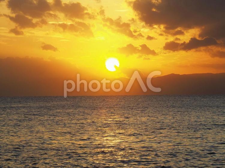 海辺の夕陽が落ちる時 景色,夕暮,絶景の写真素材