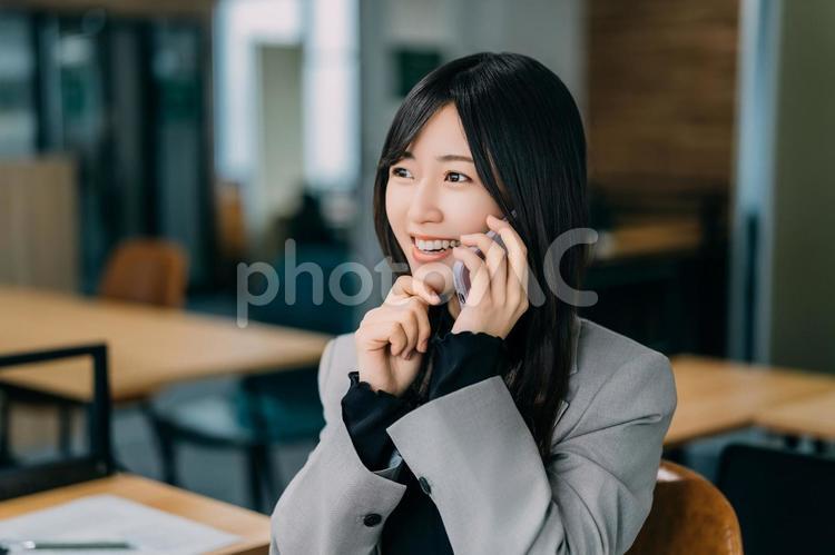 スマホで話す笑顔の女性・ビジネスウーマン 女性,スマホ,ビジネスの写真素材