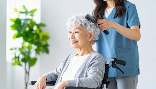 美容師に髪の手入れをしてもらうシニア女性の写真