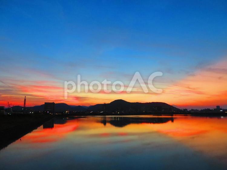 ７月下旬の野田池からの夕焼け空 背景,夕焼け,日没の写真素材