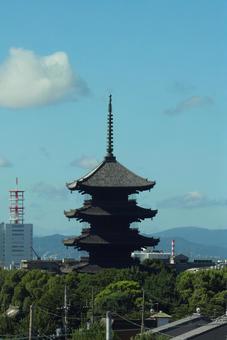 7月下旬の新幹線からの京都東寺の五重塔 7月下旬の新幹線からの京都東寺の五重塔の写真