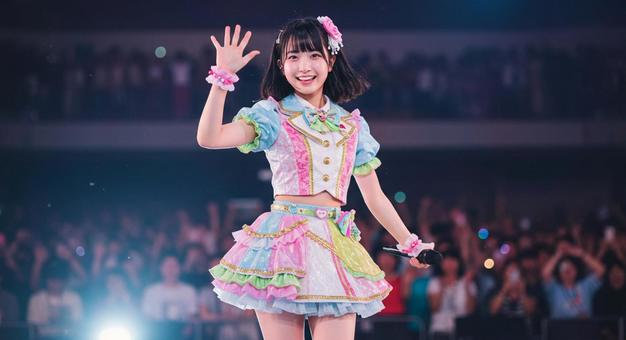 ステージ上で手を振るアイドル女性 ステージ上で手を振るアイドル女性の写真