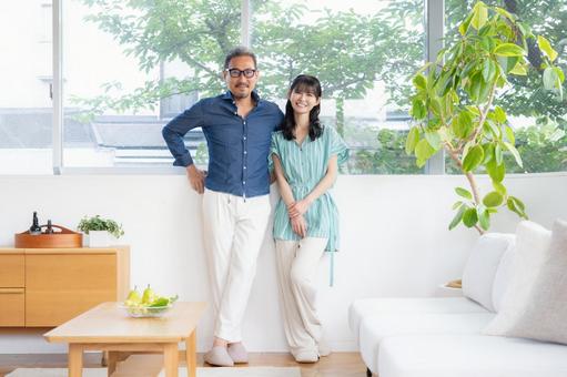 リビングでくつろぐミドルの夫婦 夫婦,家族,ミドルの写真素材