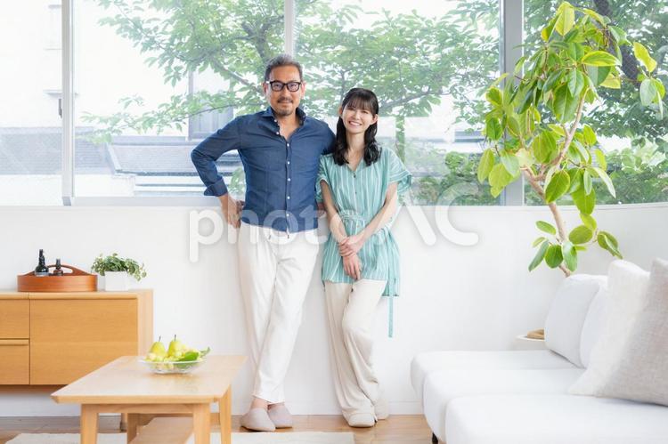 リビングでくつろぐミドルの夫婦 夫婦,家族,ミドルの写真素材
