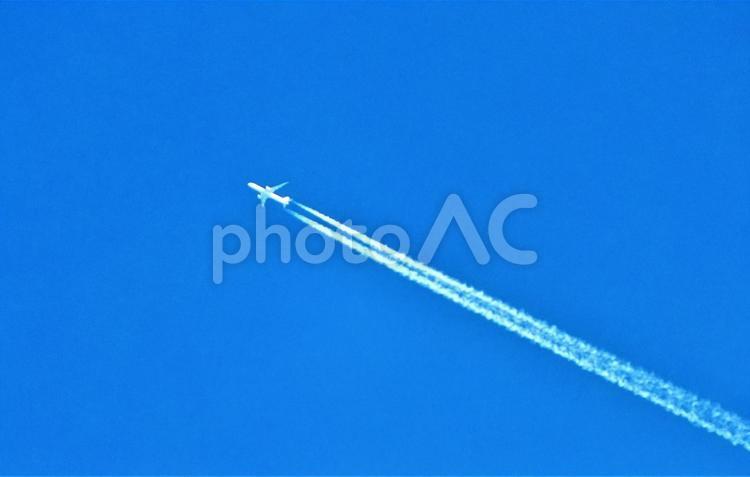 美しい青空と真っ白い飛行機雲 飛行機,飛行機雲,美しいの写真素材