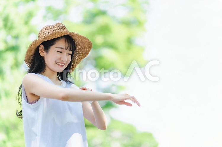 日焼け止めを塗る女性（夏） 日焼け止め,クリーム,紫外線の写真素材