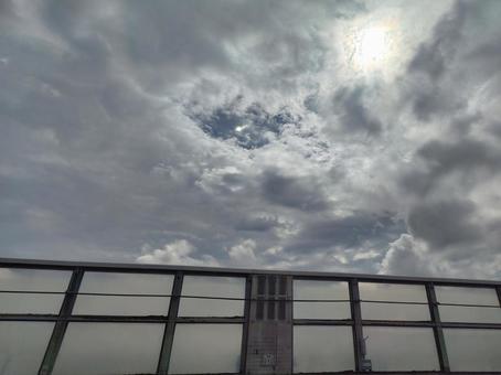 曇天の向こう側の太陽 曇天の向こう側の太陽 曇り空,雲,道程の写真素材