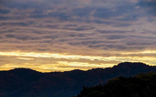 雲の多い夜明けの空の写真