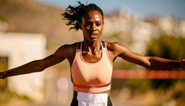 トライアスロン　ゴールテープを切る選手の写真