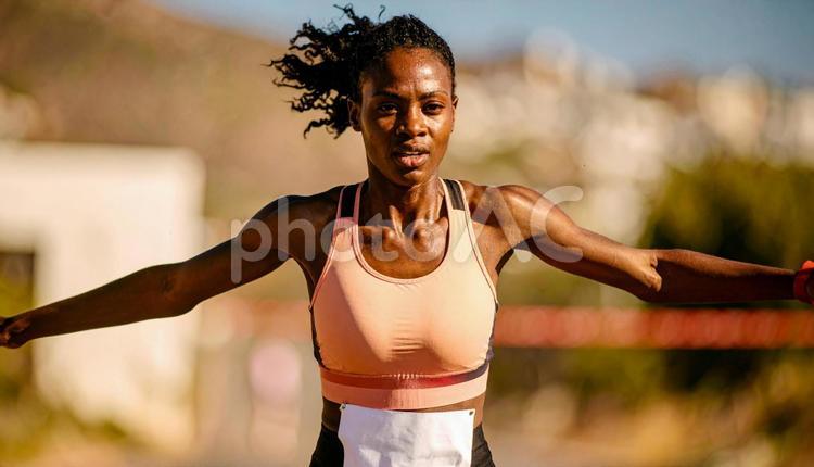 トライアスロン　ゴールテープを切る選手 フィニッシュ,中距離,短距離の写真素材