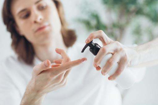 乳液を手に取る男性 男性,外国人,欧米人の写真素材