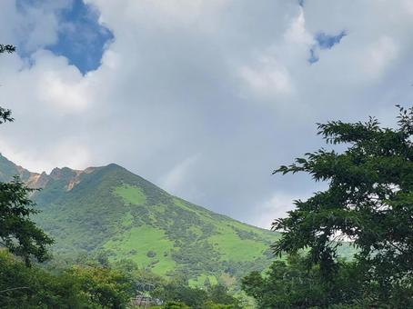 那須高原 木と山と雲と空 那須高原 木と山と雲と空の写真