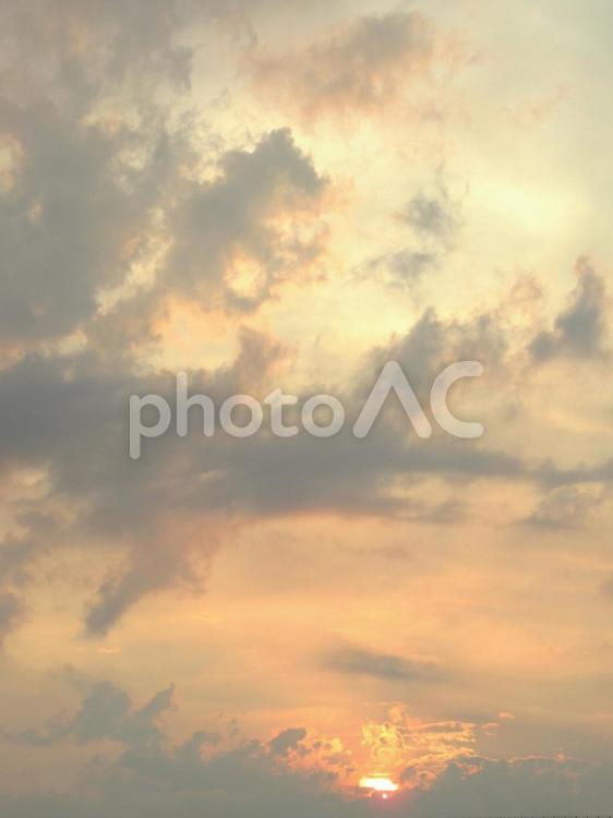 8月の空　日没 空,夕日,夕焼けの写真素材