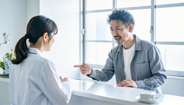 カスハライメージ：深く頭を下げる看護師の写真