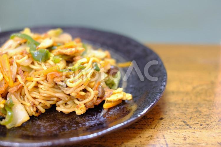 黒いお皿に盛り付けられた焼きそば 焼きそば,炭水化物,手料理の写真素材