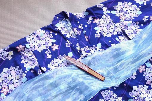 閉じた扇子 紫陽花柄の浴衣と水色の帯 閉じた扇子 紫陽花柄の浴衣と水色の帯 ゆかた,扇子,浴衣の写真素材