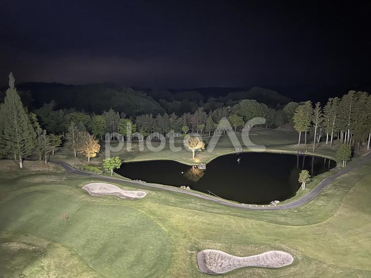 夜のゴルフコース池と緑地の美しい風景 ゴルフ,グリーン,池の写真素材