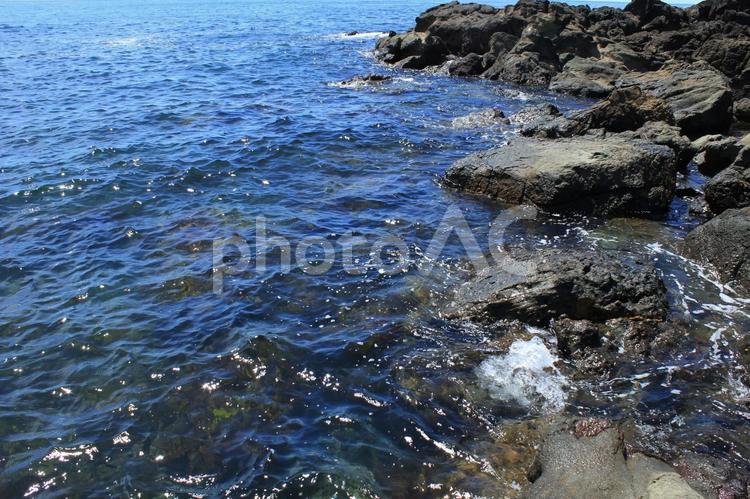 岩に打ち寄せる磯の風景 岩,波,寄せる波の写真素材