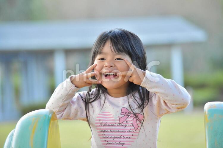 猫のおひげをする子供 11月,こども,ネコの写真素材