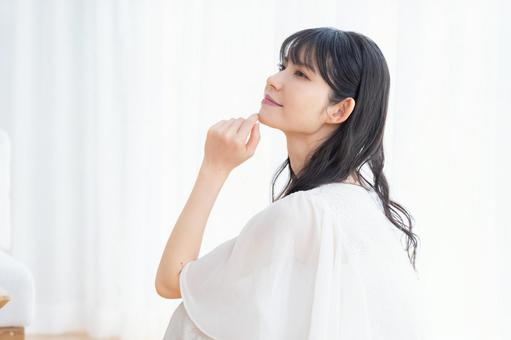 リビングでスキンケアをするミドルの女性 リビングでスキンケアをするミドルの女性 ビューティー,スキンケア,女性の写真素材